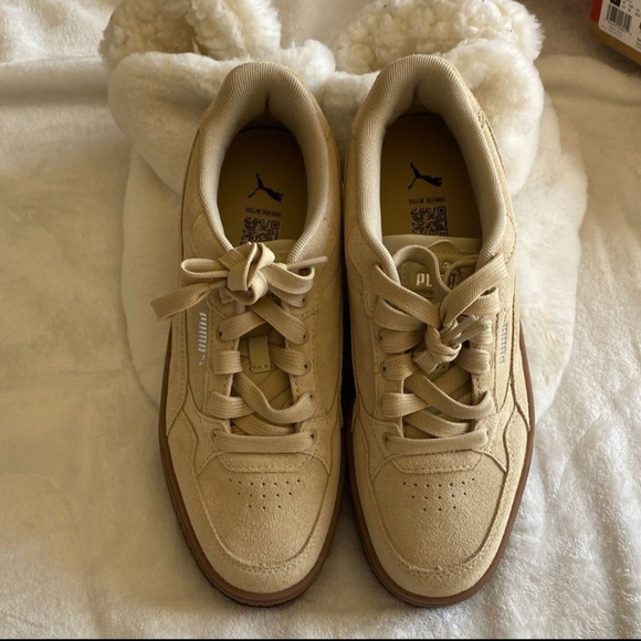 Puma Women's Beige Sneakers. Size 9 - Picture 1 of 6